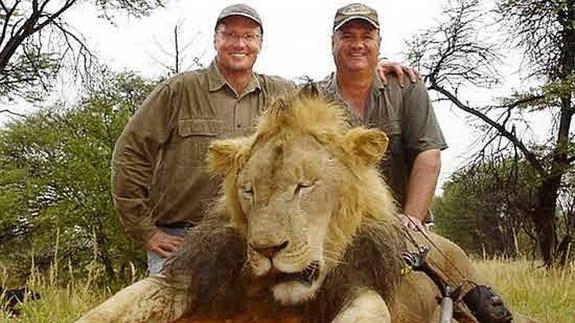 El cazador Walter James Palmer, con el león Cecil.