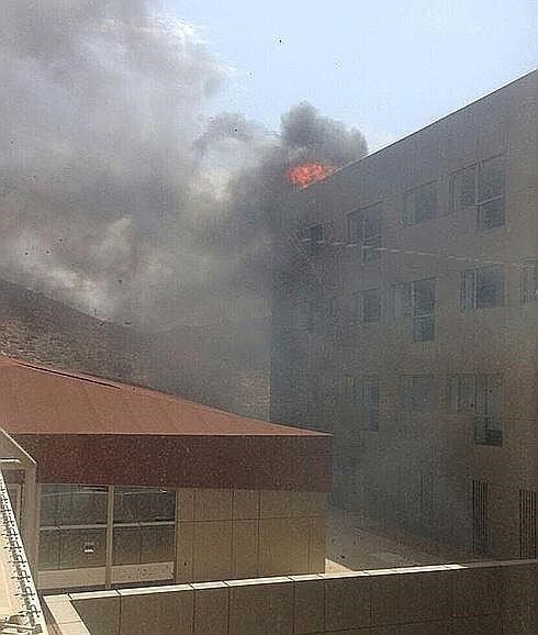 Imagen de las llamas que afectan al hospital. 