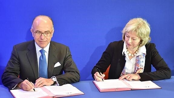 El ministro del Interior francés y su homóloga británica firman el acuerdo. 
