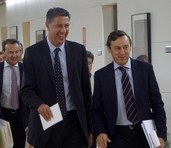 El candidato popular a la presidencia de la Generalitat, Xavier García Albiol (i), acompañado por el portavoz parlamentario del PP, Rafael Hernando. 