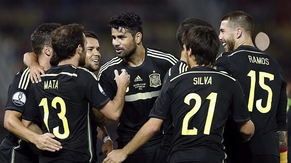 Los jugadores de la selección celebran el gol de Mata. 