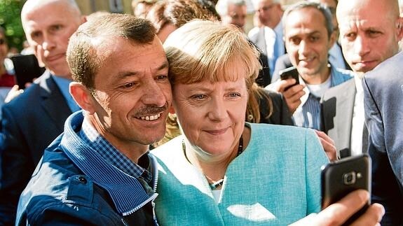 La canciller alemana, Angela Merkel, durante su visita a la Oficina Federal de Migración y Refugiados en Berlín.