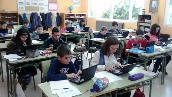 Alumnos utilizan sus portátiles en un colegio de Palencia.