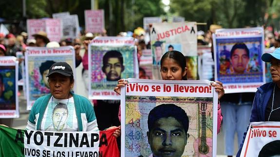 Concentración en Ciudad de México en el primer aniversario de la desaparición de los 43 estudiantes.