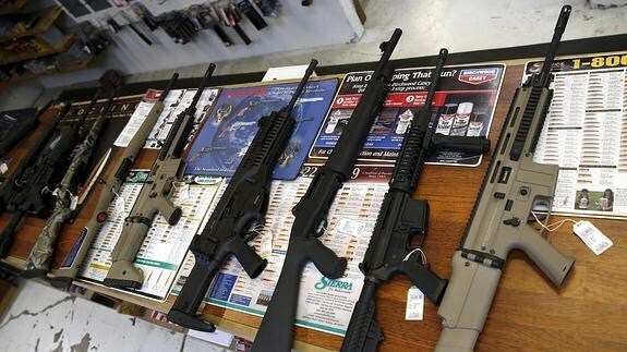 Armas dispuestas para su venta en una tienda de Roseburg. 