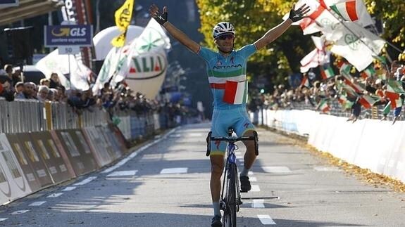 Nibali celebra su triunfo. 