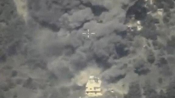 Columna de humo tras un bombardeo ruso en Siria. 