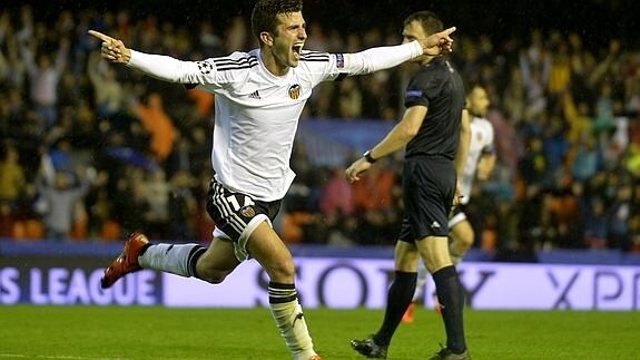 Piatti celebra un gol. 