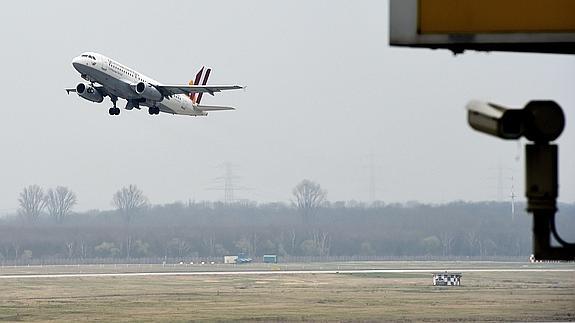 Un avión despega del aeropuerto de Dusseldorf.