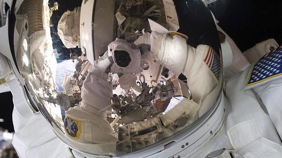 El astronauta Scott Kelly, actualmente en la ISS, durante una caminata espacial.