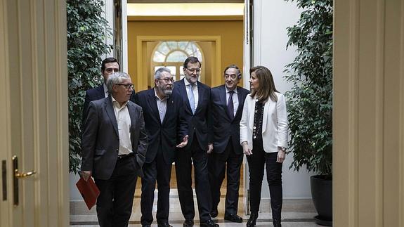 Mariano Rajoy, junto a los representantes de los sindicatos y la patronal y Fátima Báñez.