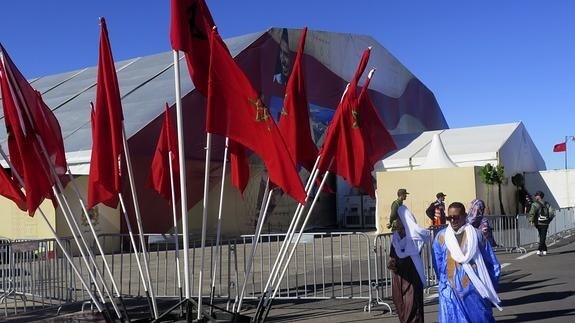 El Aaiún, capital del Sáhara Occidental, está lleno de banderas marroquíes y de policías. 