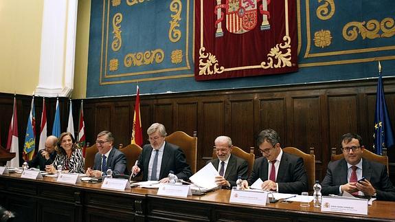 El ministro de Educación, Íñigo Méndez de Vigo (c), preside la reunión del Consejo de Universidades.