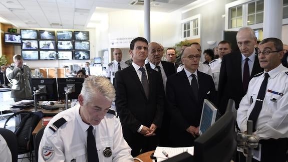 El primer ministro galo, Manuel Valls, junto a los titulares de Interior y Defensa franceses. 