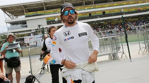 Alonso camina en el circuito de Interlagos. 