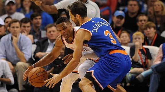 Russell Westbrook frente a Jose Calderon (3) en el Chesapeake Energy Arena.