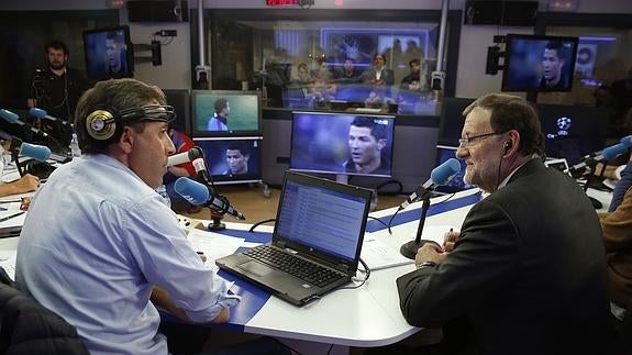 El presidente del Gobierno, Mariano Rajoy, se dirige al director de "Tiempo de juego" de la COPE, Paco González.