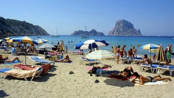 Turistas en una playa de Ibiza. 