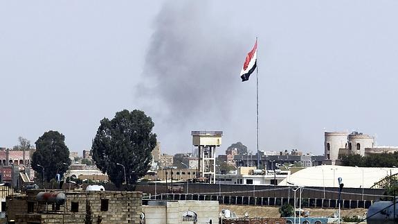 Columna de humo sobre Saná, la capital yemení.