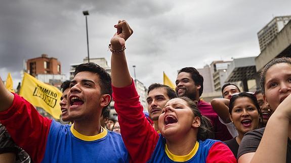 Opositores venezolanos durante el cierre de campaña en Caracas.