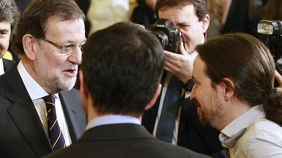 Mariano Rajoy y Pablo Iglesias conversan en el Congreso.