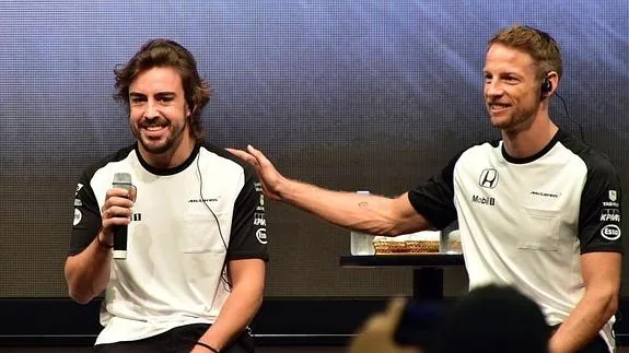 Alonso (i) y Button en un acto de McLaren. 