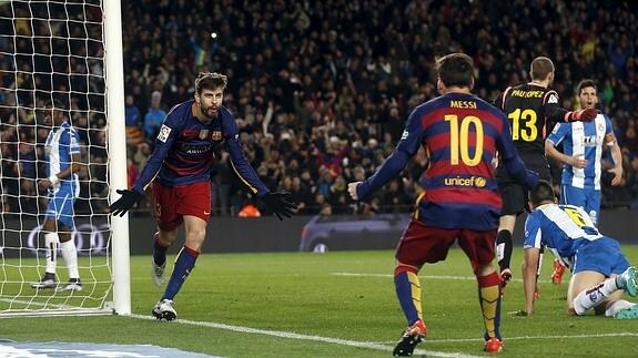 Piqué celebra su gol ante en Espanyol con Messi