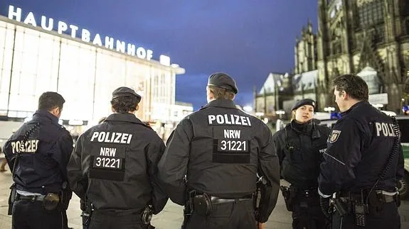 Varios policías patrullan cerca de la estación central de tren de Colonia.