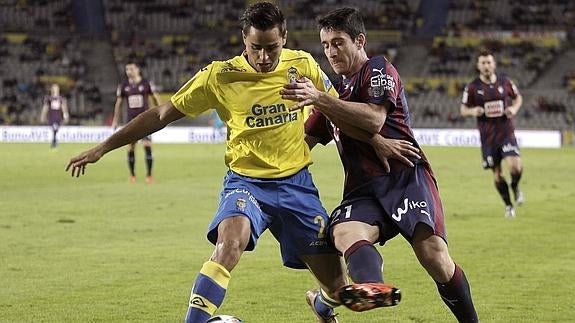 David Simón (i) protege un balón ante Saúl Berjón. 