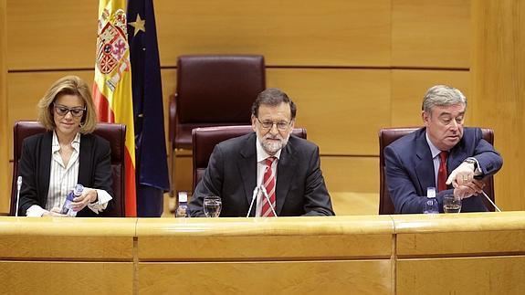 Mariano Rajoy, acompañado por María Dolores de Cospedal, y de portavoz del PP en el Senado, José Manuel Barreiro. 