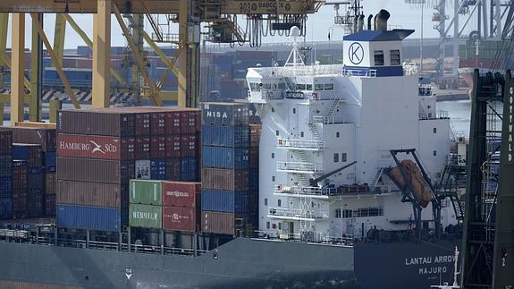Un barco que transporta contenedores en la zona de carga y descarga del puerto de Barcelona. 