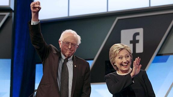 Bernie Sanders y Hillary Clinton, anoche antes del debate. 