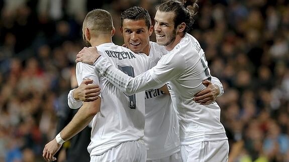 Benzema, Cristiano Ronaldo y Bale celebran un gol. 