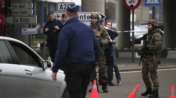 Las fuerzas de seguridad permanecen en el aeropuerto de Zaventem.