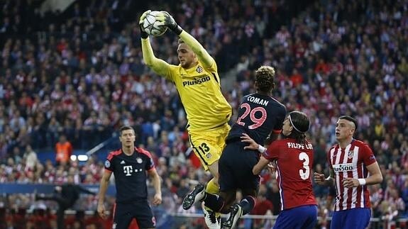 Oblak atrapa un balón durante el Atlético-Bayern del miércoles. 