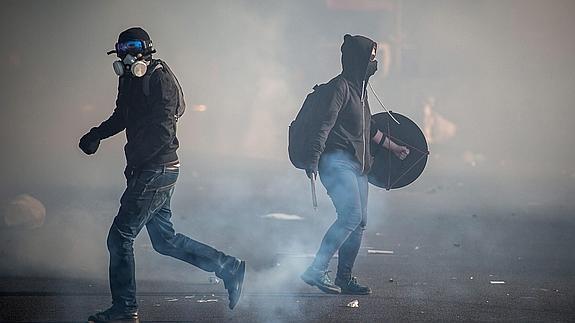 Dos manifestantes en las concentraciones del Primero de Mayo en París contra la reforma laboral francesa.