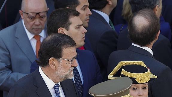Mariano Rajoy pasa junto a Albert Rivera, durante un acto hoy en Madrid.
