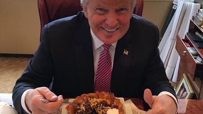 Trump come tacos y afirma: «Amo a los hispanos»