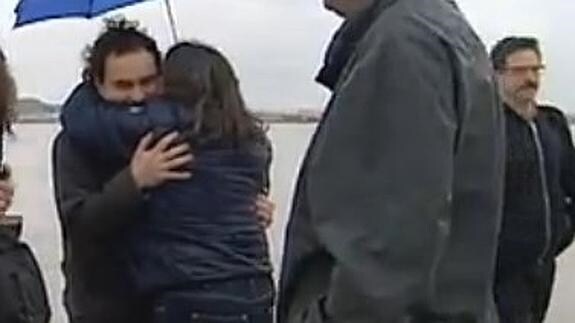 Ángel Sastre en el momento con el que tantas veces había soñado desde Siria, el abrazo con su madre.