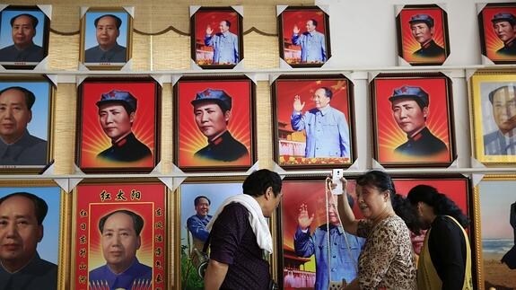 Una tienda vende retratos del exlíder comunista Mao Zedong en su pueblo natal, Shaoshan. 