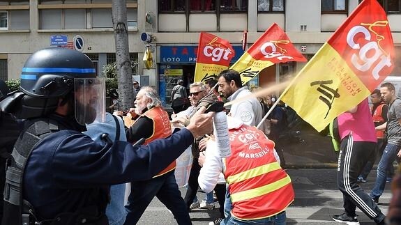 Un policía francés usa un espray de pimienta durante una protesta en Marsella.