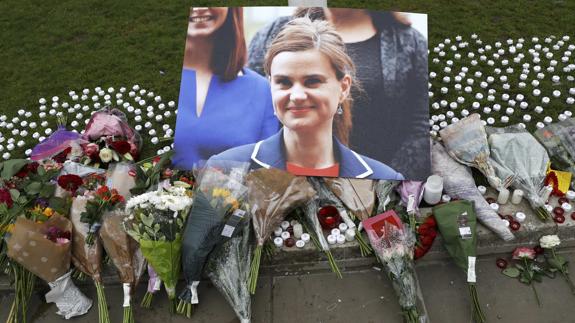 Flores y velas en recuerdo de la diputada británica asesinada.