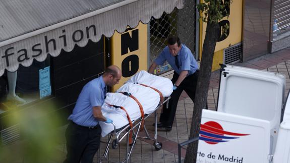Levantamiento de uno de los cadáveres en el distrito madrileño de Usera.