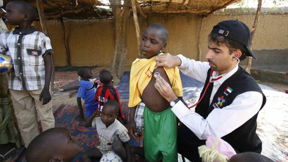 Un médico atiende a un niño en el orfanato de Abeche, Chad.