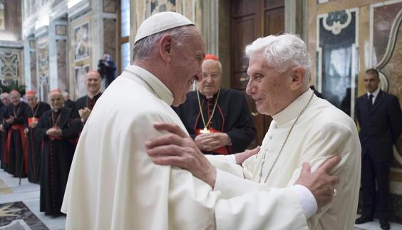 Saludo entre Francisco (i) y su antecesor como Papa, Benedicto XVI.