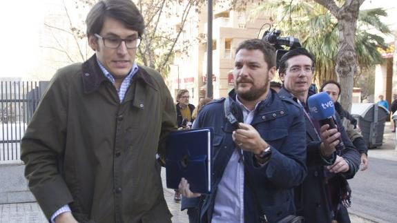El asesor del PP valenciano, Luis Salom, rodeado de periodistas, en el exterior de los juzgados.