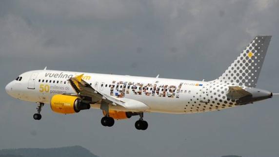 Imagen de un avión de Vueling durante el despegue. 