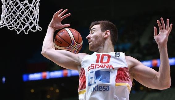 Víctor Claver, en un partido con la selección. 