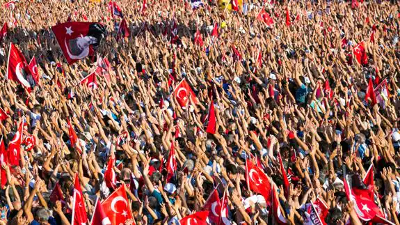 Multitudinaria concentración de la oposición turca en la plaza Taksim de Estambul.