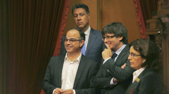 Josep Rull, Xavier García Albiol y Carles Puigdemont, durante la sesión en el Parlament. 